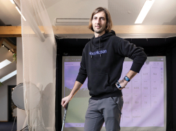 Atis Hermanis golfa simulatorā, kas ierīkots biroja telpās HackMotion mērierīces testēšanai.