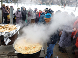 Kazahstānā dzimušais un jau vairākus gadus Ukrainā dzīvojošais Marats Darmenovs izveidojis zupas virtuvi vienā no Kijivas mikrorajoniem, kur dzīvojamajām ēkām jau vairākas dienas nav elektroapgādes, siltuma un ūdens padeves. Garās rindās stāvošajiem cilvēkiem visvairāk garšo plovs.