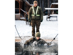 Mehanizētās kājnieku brigādes 3. kājnieku bataljona zemessargu mācības 12. janvārī, apgūstot prasmes izdzīvošanai vēsos laika apstākļos. Foto — Aizsardzības ministrija