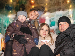 «Salikām spilvenus un iesmējām — varētu te ierīkot Airbnb,» saka Linda Egle-Šrenka, kura kopā ar vīru Andi un bērniem Paulīni, Šarloti un Hugo savā pagalmā radījusi krāsainu iglu. Interesenti var doties ciemos to aplūkot Muižas ielā 8 Saulkrastos. Foto — Maija Druva