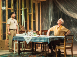 Roalda Dāla lomā Ģirts Krūmiņš (no labās), Toms Mešlers — Gints Grāvelis.