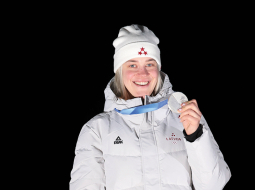 Elīna ar sudraba medaļu apbalvošanas ceremonijā Kortīnā 10. februārī.