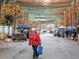 Pretdronu tīkls virs vienas no Hersonas ielām pagājušajā rudenī.
