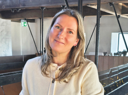 «Pirmo reizi trasē visi ir nobijušies. No zilumiem arī neviens nav aizbēdzis. Man galvenais bija iemācīt bērniem iemīlēt šo sporta veidu. Tas panākams caur spēlēm, caur draudzību,» saka pedagoģe un bijusī kamaniņu trenere Arnita Ancēna.