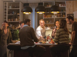 Latviešu aktieru ansamblis filmā Perfektie. Centrā Intars Rešetins-Pētersons. Publicitātes foto