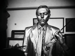 Miervaldis Polis performancē Bronzas cilvēks 1987. gadā, to fotodokumentēja Atis Ieviņš