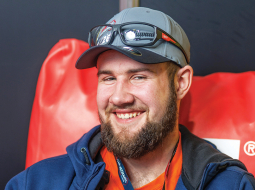 Jauno mehāniķu konkursa uzvarētājam Andrim Lagzdiņam risināt uzdevumus palīdzēja praktiskās iemaņas, ko guvis vecāku saimniecībā. Foto — Inter Cars Latvija