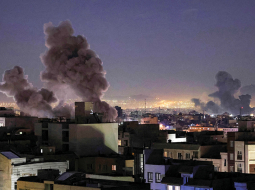 Dūmu mutuļi pēc gaisa triecieniem Teherānā 1. martā.