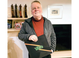 Pazīstamākais ODIS dalībnieks Arnis Mednis ar jauno skaņuplati. Publicitātes foto