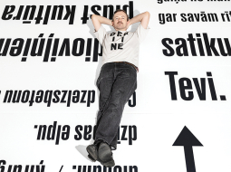 Izstādes līdzveidotājs dzejnieks Kārlis Vērdiņš: «Par flanēriem skatītāji kļūst arī izstādē. Piemēram, lai lasītu dzeju, ir jāstaigā, jo dzejoļi atrodas uz grīdas.»