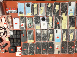 Pirms mēneša Rīgas Centrālcietumā konfiscētie telefoni, kurus tur mēģināja piegādāt caur cietuma veikalu. Foto — Ieslodzījuma vietu pārvalde