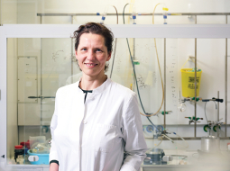 Organiskās sintēzes institūta vadošā pētniece Ilga Mutule: «Ja ir vēlme radīt medikamentu, tad ir jāmeklē kaut kas oriģināls, jo tam ir jābūt savienojumam, kuru varētu patentēt.»