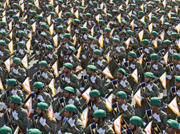 Irānas Revolucionārās gvardes kadeti parādē Teherānā 2022. gadā.