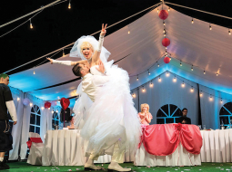 Bolderājas kāzu svinības ir žilbinošas. Jaunais pāris — Ivana Streļcova Ņikita un Elīnas Bartkevičas Anastasija — savu kāzu deju nodisko Melanholiskā valša elektroniskā variantā.