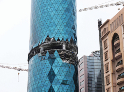 Irāņu drona radītie postījumi Bahreinas galvaspilsētā Manāmā 10. martā.