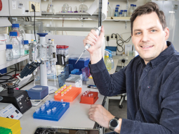 Kalvja Branguļa komanda ir vienīgā Eiropā, kas pēta borēliju proteīnu struktūras.