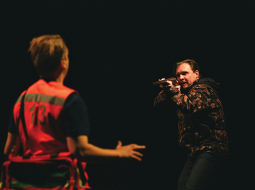 Sandis Pēcis (pa labi) vienā no savām lomām. No mugurpuses — Kārlis Ērglis.