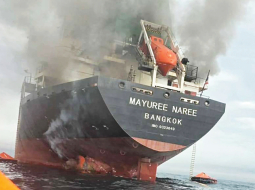 Ugunsgrēks uz Taizemē reģistrētā kravas kuģa 11. martā, kad tam trāpīja irāņu drons aptuveni 11 jūras jūdzes (20 km) no Omānas krastiem. Omānas krasta apsardze evakuēja 20 apkalpes locekļus, bet trīs pazuduši bez vēsts. Todien tika reģistrēti seši uzbrukumi jūrā, tajā skaitā ar sprāgstvielām bruņotas ātrlaivas taranēja divus tankkuģus.