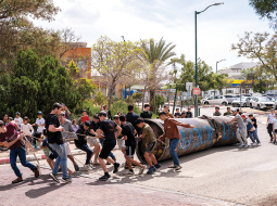 Ebreju kolonisti velk notriektās irāņu raķetes paliekas, kas nokrita pie Peduelas nometnes okupētajā Rietumkrastā.
