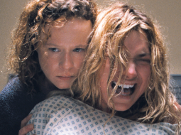 Klaudijas lomā Tora Bērča (pa kreisi), Lidija — Imodžena Pūtsa. Publicitātes foto