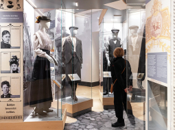 19. un 20. gadsimta miju raksturoja jauna veida mobilitāte, cilvēki straujāk pārvietojās, iesaistījās darba tirgū un apģērbs kļuva brīvāks. Emancipētās sievietes kleitas vietā sāka valkāt svārkus un blūzi.