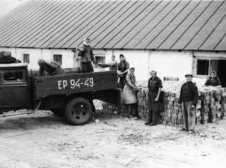 Divas vietējās sievietes atbraukušas pēc ķieģeļiem Omskas apgabala Borisovas sovhozā 1954. gadā. Ceturtā no kreisās Margarita Rone, kas bija deportēta no Ēdoles pagasta