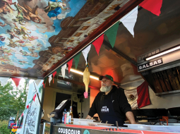 Havjera Garsijas furgona sānu durvis, kas atverot pārtop par nojumi virs letes, no iekšpuses apgleznojusi meita Dārta, kura studē Mākslas akadēmijā