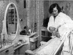 Elza Pērkone 1930. gadā savā kosmētikas salonā Skolas ielā 15. Viņas piedāvājums izcēlies ar «eleganci un māksliniecisku noskaņojumu»