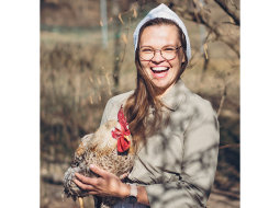 «Tas ir tik forši, ka cilvēkiem vajag to darīt. Kāpēc gan neturēt vistas?» uzskata Marta Bišofa-Rubene. Viņa gan piekodina, ka katrs putns un vistu māja ir jāreģistrē Lauksaimniecības datu centrā, taču tas esot pavisam vienkārši. Foto — Ineta Kluša-Orlovska