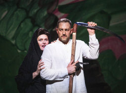 Elīna Vāne un Rihards Jakovels ainā par filmu Salna pavasarī. Publicitātes foto