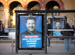 Viktora Orbāna vadītās partijas pasūtītie plakāti Budapeštas ielās — «Nepieļausim, ka Zelenskis smejas pēdējais!» un «Mūsu ziņa Briselei: Mēs nemaksāsim!»