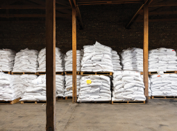 Pieci jūras konteineri ar minerālmēsliem no Baltkrievijas.