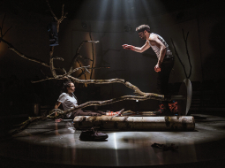 Kortnija (Anna Nele Āboliņa) un Ārons (Aksels Aizkalns).