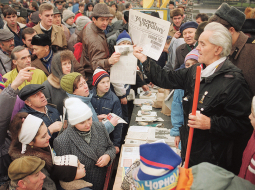 1991. gada 24. augustā Ukrainas Augstākā Padome pieņēma Neatkarības deklarāciju. 1. decembra refendumā to apstiprināja 92,3% vēlētāju no 84,2% balsstiesīgo. Dienu iepriekš Kijivas centrālajā laukumā vēl turpinājās informatīvā kampaņa. 
Foto — AP/Scanpix