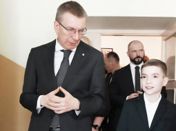 Vizītes dienā Hugo kļuva par prezidenta gidu. Viņš izrādīja skolu, kopā ar skolotājām veda pa klasēm, stāstīja par mācībām un vidi, kurā pats ikdienā uzturas. Foto — Valsts prezidenta kanceleja