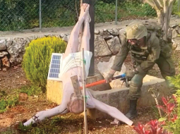 Plašu sašutumu izraisījusi kāda Izraēlas armijas karavīra rīcība, kurš ar veseri sašķaidīja krustā sistā Jēzus statujas galvu. Viņa biedri to dokumentēja. Vandalisms notika kādā Libānas kristiešu ciemā tikai dažus kilometrus no robežas. Izraēlas armija sākusi iekšējo izmeklēšanu.