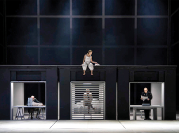 Scenogrāfs Reinis Dzudzilo Pirmavota pasauli redz kā koordinātu sistēmu, kurā ik ķermenis pūlas atrast savu vietu, kamēr atšķirīgās darbības vides iezīmējošās kastītes rāda, cik daudzi spēlētāji rausta pavedienus katrs savā virzienā.