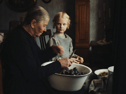 Filma Lūkojoties saulē aptver četras paaudzes. Publicitātes foto