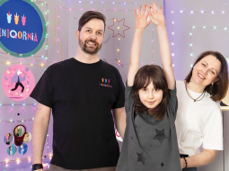 Dāvids Mitrēvics ar sievu Līgu un meitu Šarloti.