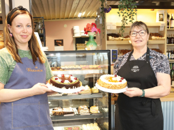 Inese Veismane (no labās), SIA Gardums īpašniece, un Baiba Bokmeldere, projektu vadītāja.