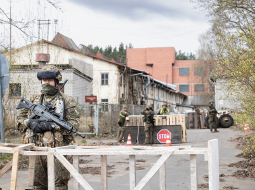 Zemessargu mācības Rīgas kuģu būvētavas teritorijā, trenējoties aizsargāt kritisko infrastruktūru pret iespējamu uzbrukumu.