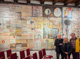 Imants Tillers kopā ar sievu Dženiferu Sletjeri un vienu no izstādes kuratoriem Hubertu Savacki. Foto — Bleiks Tomsons