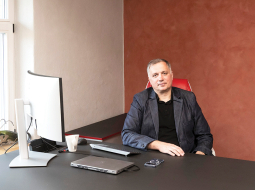 «Ja mēs šodien pārtrauktu darbu, šajā valstī daudz kas apstātos,» Aigars Ceruss aprīļa beigās norādīja intervijā raidījumam De facto. Kad Ir tagad lūdz to precizēt, viņš atbild, ka nevēlas iedziļināties infrastruktūras jautājumos.