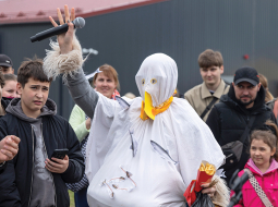 Alise Anna bija vienīgā kaiju kliedzienu atdarināšanas konkursa dalībniece kostīmā. Publicitātes foto