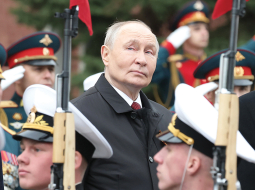 Krievijas diktators Vladimirs Putins 9. maijā Sarkanajā laukumā vēro parādi, kura, baidoties no ukraiņu triecieniem, notika bez militārās tehnikas izrādīšanas.