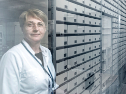 Rīgas Austrumu slimnīcas Aptiekas dienesta vadītāja Laila Eglīte rāda automatizētu zāļu skapi, kas ievestos medikamentus šķiro un izsniedz pēc vajadzības, kā arī uzmana to derīguma termiņu.