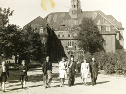 Baltijas Universitātes studenti sākot mācības Hamburgas vēstures muzeja ēkā 1946. gada pavasarī
