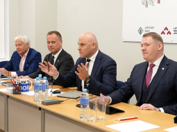 Premjera amatam nominētais Saeimas deputāts Andris Kulbergs (centrā) Apvienotā saraksta sarunās ar Jaunās Vienotības pārstāvjiem 19. maijā.