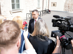 Uzzinot, ka no Armanda Krauzes (attēlā) vadītās Zemkopības ministrijas kokrūpnieki panākuši to, ko bija cerējuši arī agrāk, iepriekšējam ministram Didzim Šmitam «atkārās žoklis».