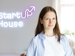 Alise Dīrika Riga TechGirls darbībā aktīvi iesaistījās pirmos piecus gadus, pēc tam darbojās kā mentore. «Tagad Riga TechGirls ir mans paziņu un draudzeņu loks. Tā ir mana drošā vieta, kur atgriezties.»